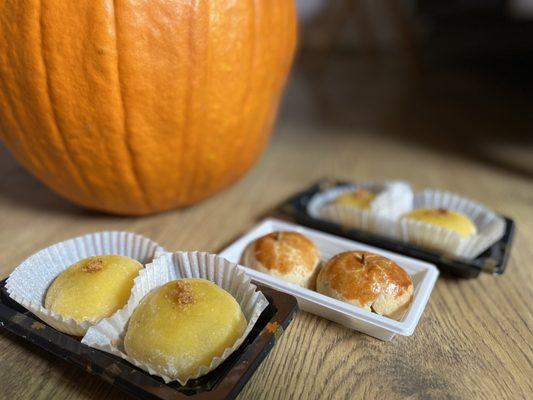 From left to right: pumpkin crunch mochi, pumpkin spice manju