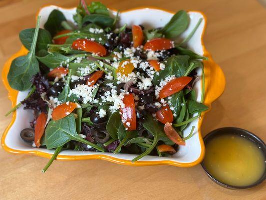 GARDEN SALAD 
MIXED GREENS, TOMATO, BLACK OLIVES & MOZZARELLA CHEESE