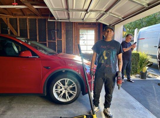 That's Angel the Tesla tire tech....and me talking to Daniel the other Tesla dude in the background.