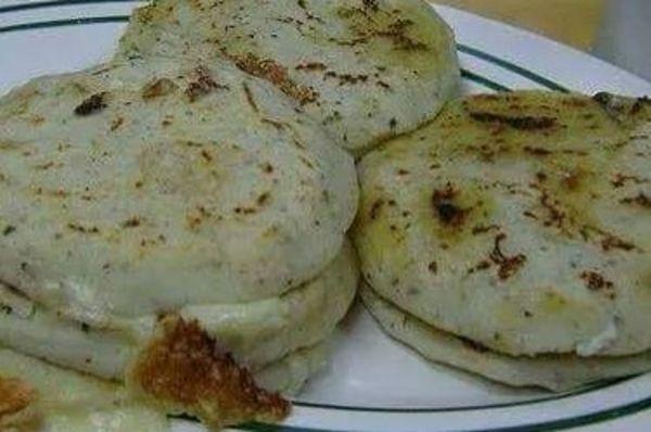 Deliciosas pupusas chicharrón con queso, queso con frijoles , y zucchini con queso.