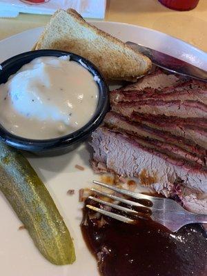 Single meat brisket with mashed potato and side salad