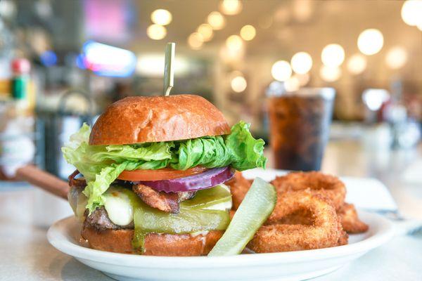 FARMER BOY BURGER

Pepper Jack cheese, bacon, Anaheim chile, red onion, lettuce, tomato, mayo