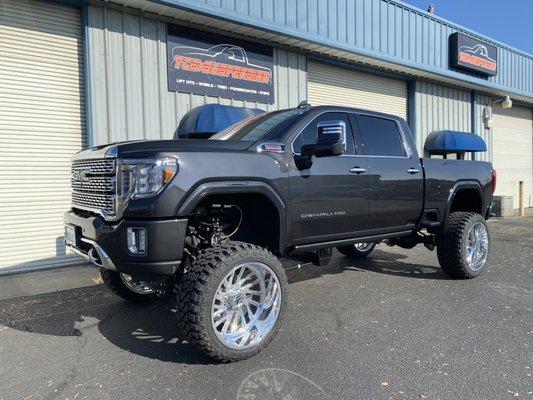 2021 GMC DENALI WITH 10" FTS LIFT ON 26" WHEELS AND 38" tires