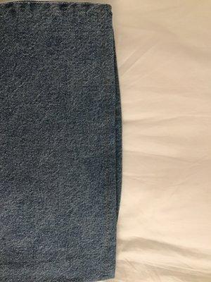 Regular hem on the bottom of right leg - uneven.