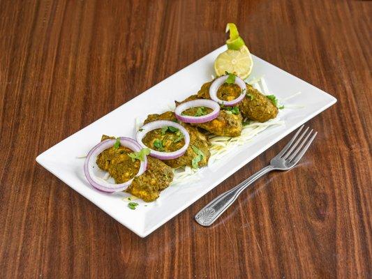 Hariyali Chicken Kabab (Green Chicken Kabab) is one of the most famous Indian Kabab dish generally served in almost every Indian Restaurant.