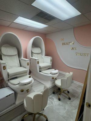 PEDICURE PAVILION 
The ultimate destination for pampering.