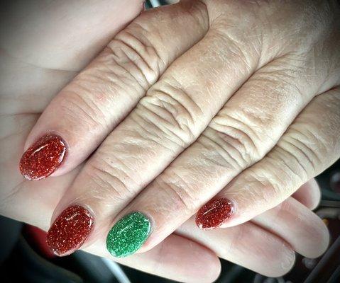 Christmas theme dip nails.