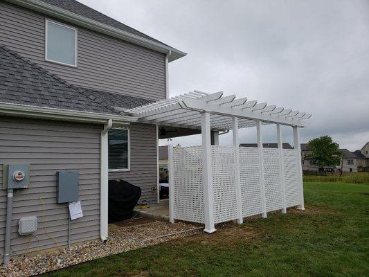 Semi privacy fence for hot tub with vinyl pergola