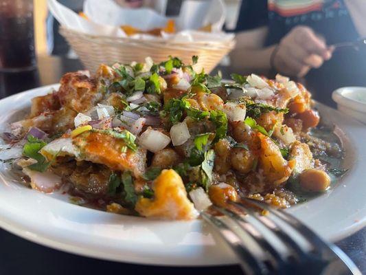 Samosa/aloo tikki chaat