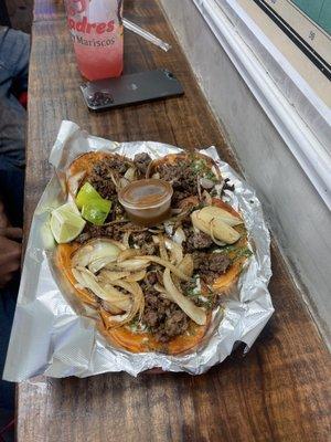 Tacos de carne asada y cebollas asadita.