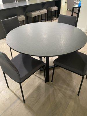 Amiso dirk table