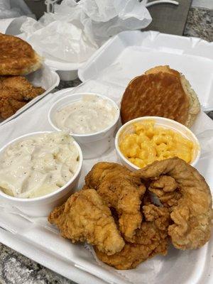 Chicken tender dinner with Mac n cheese and mashed potatoes n gravy with gravy to dip