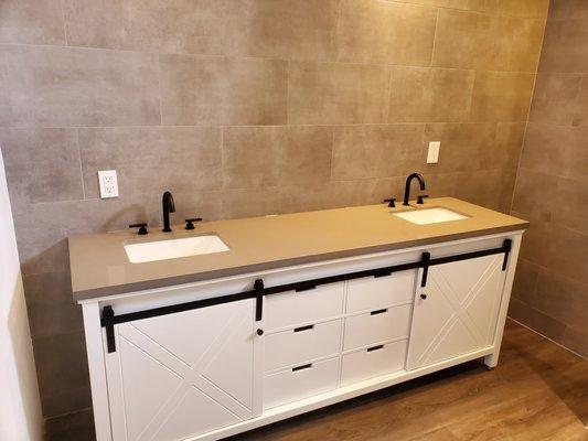 Double vanity with undermount sinks