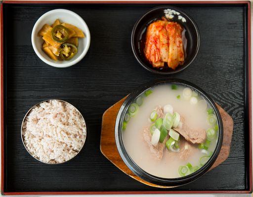 설렁탕 정식 Seolleongtang Ox Bone Soup with rice & 
noodle