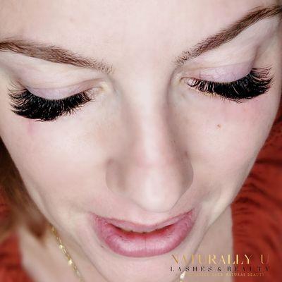 Top view - Mega Volume Full-Set Lashes