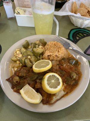 Filete de Pescado a la Veracruzana and agua fresca de Piña