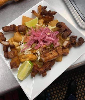 Yuca con chicharrón y su respectiva ensalada