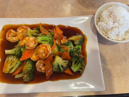 Broccoli and shrimp with steamed rice