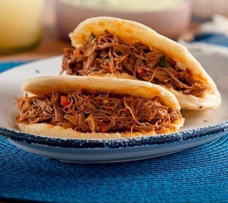 Arepa con Carne Mechada / Arepa with Shredded Beef