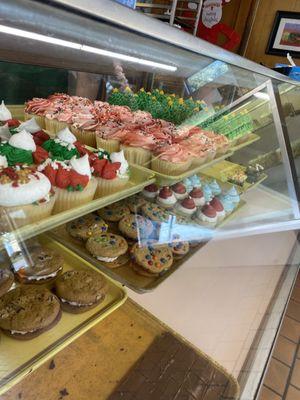 Another view of the Christmas cupcakes and cookies and cream.