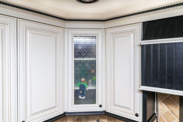 Charleston White with Black Distressed Cabinets / Cambria Bellingham Island with Lagos Azul Perimeter (Quartz)