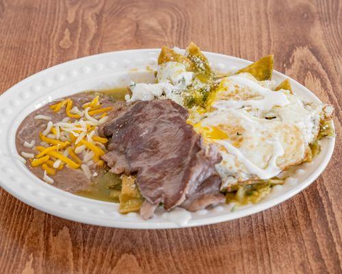 Plato de chilaquiles con Asada y Huevos Estrellados