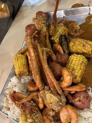 1 lb snow crab legs, 1 pound shrimp, corn/potatoes/rice, 1/2 lb lobster tail, 1/2 lb muscle