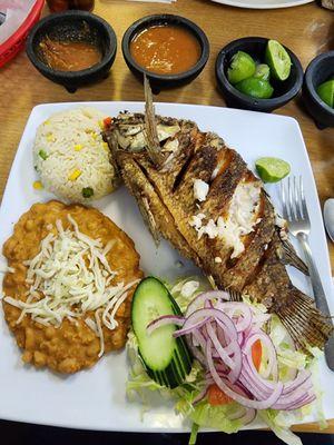 Pescado frito, beans and rice