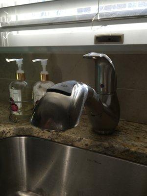 Pullout kitchen faucet