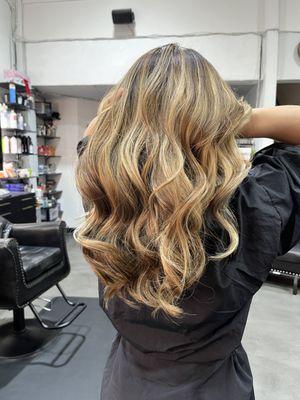 Lots of blonde color
.
Highlight / balayage combo
.
Book your holiday hair serve