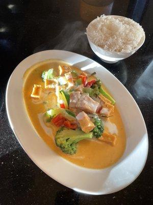 Panang curry with tofu and steamed rice