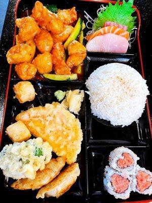 General Gao Chicken Deluxe Bento Box -Lunch Special