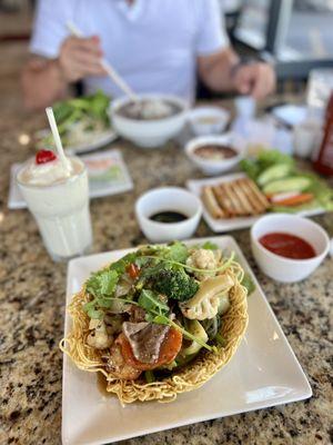 Crispy Noodles with beef and shrimp and a delicious jackfruit smoothie.