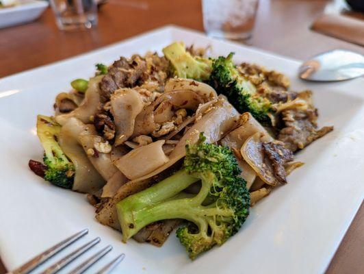 Beef noodles with broccoli