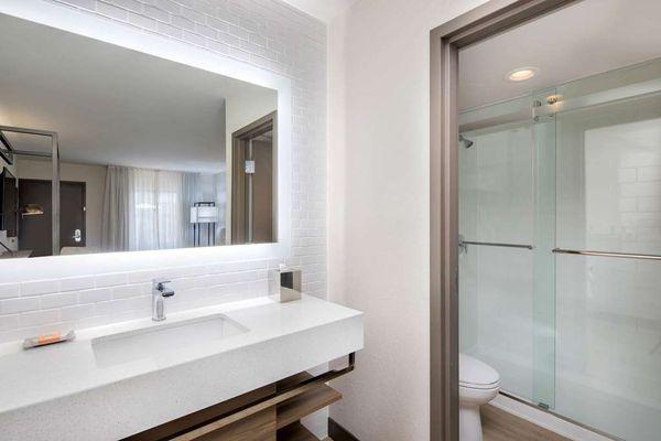 Guest room bath