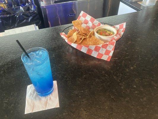 Blu-Cucumber Lemonade With Chips And Guacamole