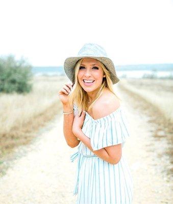 My beautiful client Taylor wanted a natural sun-kissed glow for her senior pictures. They turned out great!