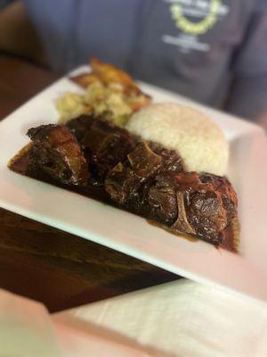 Oxtail, white rice and cabbage