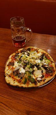 Veggie pizza with amber ale