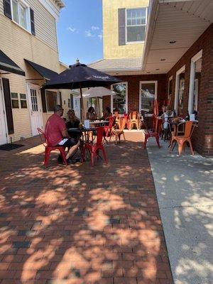 Outside courtyard to eat .