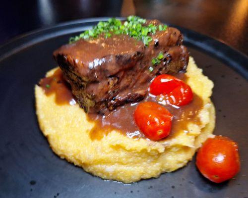 Short ribs with polenta and roasted tomatoes