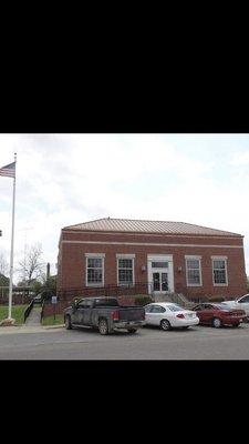 view of front entrance and parking lot of post office