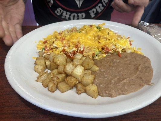 Chilaquiles con papas y frijoles refritos.