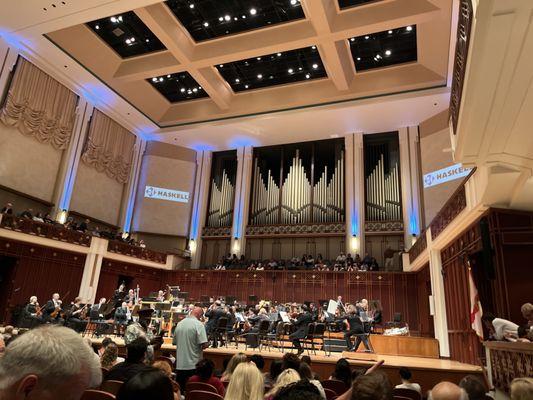 A full picture of the orchestra with the organ pipes in background