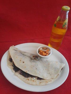 baleada hondureña rica con carne y huevo queso y crema