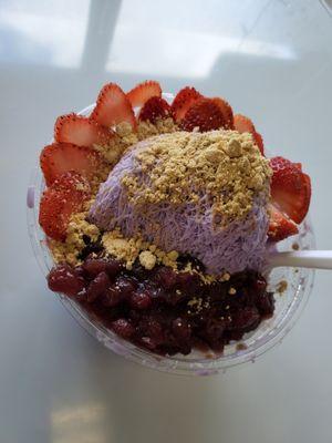 Taro ice shave with fresh strawberrys 
Almond, multi grain powder and azuki beans!!