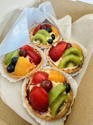 The fruit tart is super fresh and delicious! I would recommend it to all my friends.