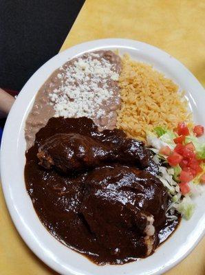 Delicioso mole con pollorico y picosito con su arroz con el sabor de mama y los frijoles refritos con ese sazón realmente mexicano