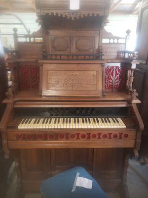 Pump organ in an outer building