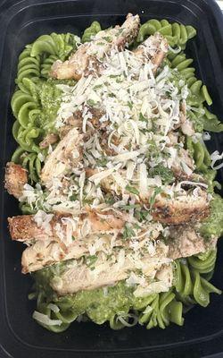 Spinach pasta with pesto and chicken